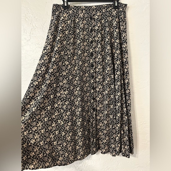 SOLD. Black Skirt, nude flower print. Flattering, nice fall to it. - Picture 7 of 7
